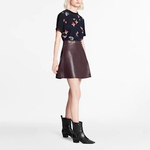 (W) Louis Vuitton Kaos Slim Fit Motif Bunga Wanita Hitam Casual 1A88S5 Lookbook (W) Louis Vuitton Kaos Slim Fit Motif Bunga Wanita Hitam Casual 1A88S5