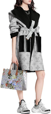 (W) ルイ・ヴィトン FW22 フライトモード リバーシブル Vネック ラップコート レディース 1AAK2U Lookbook (W) ルイ・ヴィトン FW22 フライトモード リバーシブル Vネック ラップコート レディース 1AAK2U
