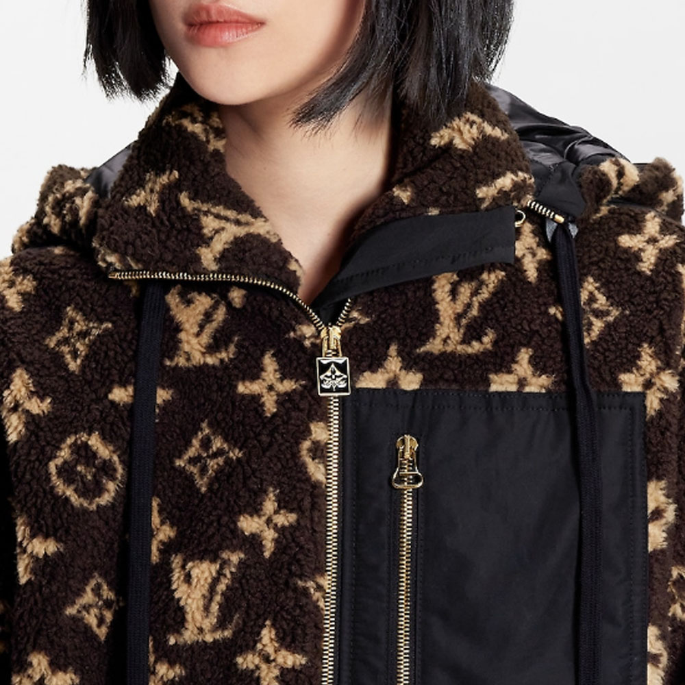 (Women) LOUIS VUITTON FW22 Logo Print Cropped Hooded Jacket Women’s Brown. 1AAKAV 圖 6