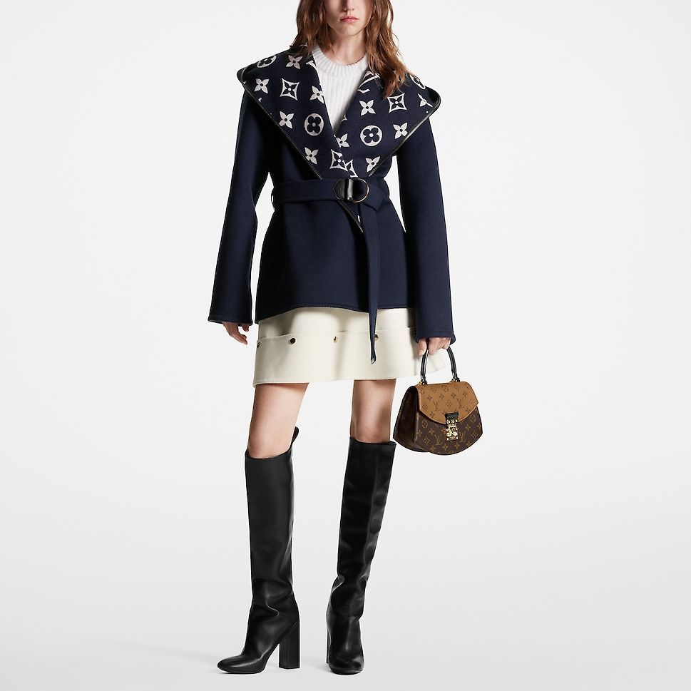 Lookbook (Women) LOUIS VUITTON FW23  Double-Breasted Belted Hooded Coat Navy Blue. 1ABSIP