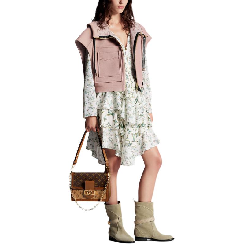 (Women) LOUIS VUITTON FW23  Solid Short-Sleeve Hooded Jacket in Dark Pink. 1AFCRX 圖 3