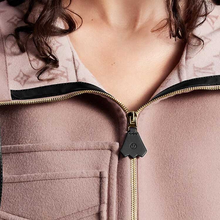 (Women) LOUIS VUITTON FW23  Solid Short-Sleeve Hooded Jacket in Dark Pink. 1AFCRX 圖 7