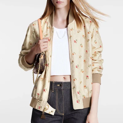 (W) Louis Vuitton FW23 Jaket Bomber Kasual Lengan Panjang Logo Print Khaki 1AFGCT Lookbook (W) Louis Vuitton FW23 Jaket Bomber Kasual Lengan Panjang Logo Print Khaki 1AFGCT