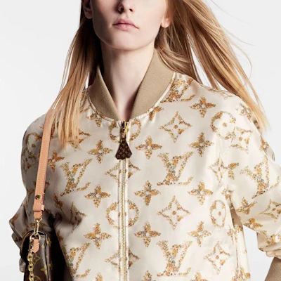 (W) Louis Vuitton FW23 Jaket Bomber Kasual Lengan Panjang Logo Print Khaki 1AFGCT Shop (W) Louis Vuitton FW23 Jaket Bomber Kasual Lengan Panjang Logo Print Khaki 1AFGCT