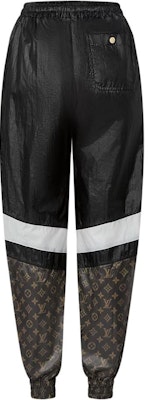 (W) ルイ・ヴィトン FW24 ブラックロゴプリント ミッドウエスト ジョガーパンツ 1AFMM1 Lookbook (W) ルイ・ヴィトン FW24 ブラックロゴプリント ミッドウエスト ジョガーパンツ 1AFMM1