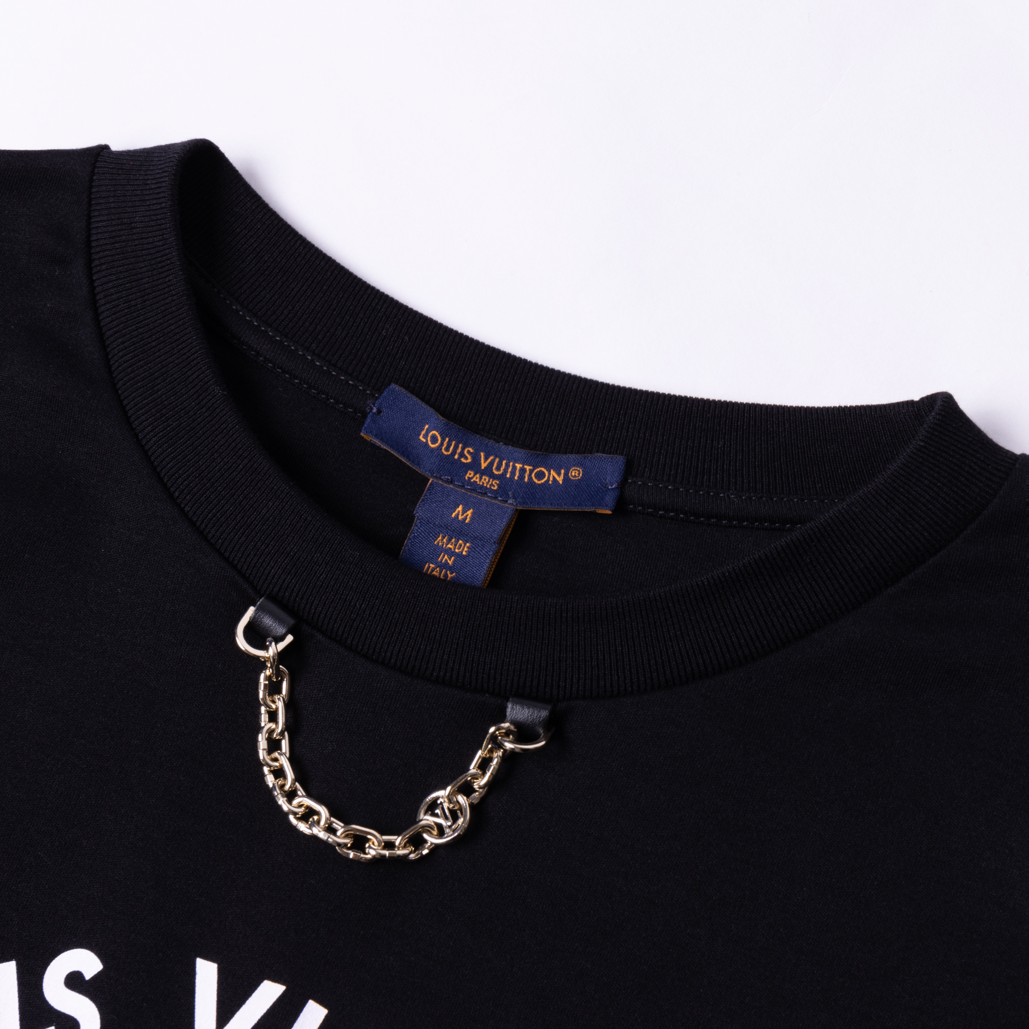 Shop (W) LOUIS VUITTON FW24 By the Pool Kaos Wanita Putih Logo Hitam Crewneck. 1AFTUC