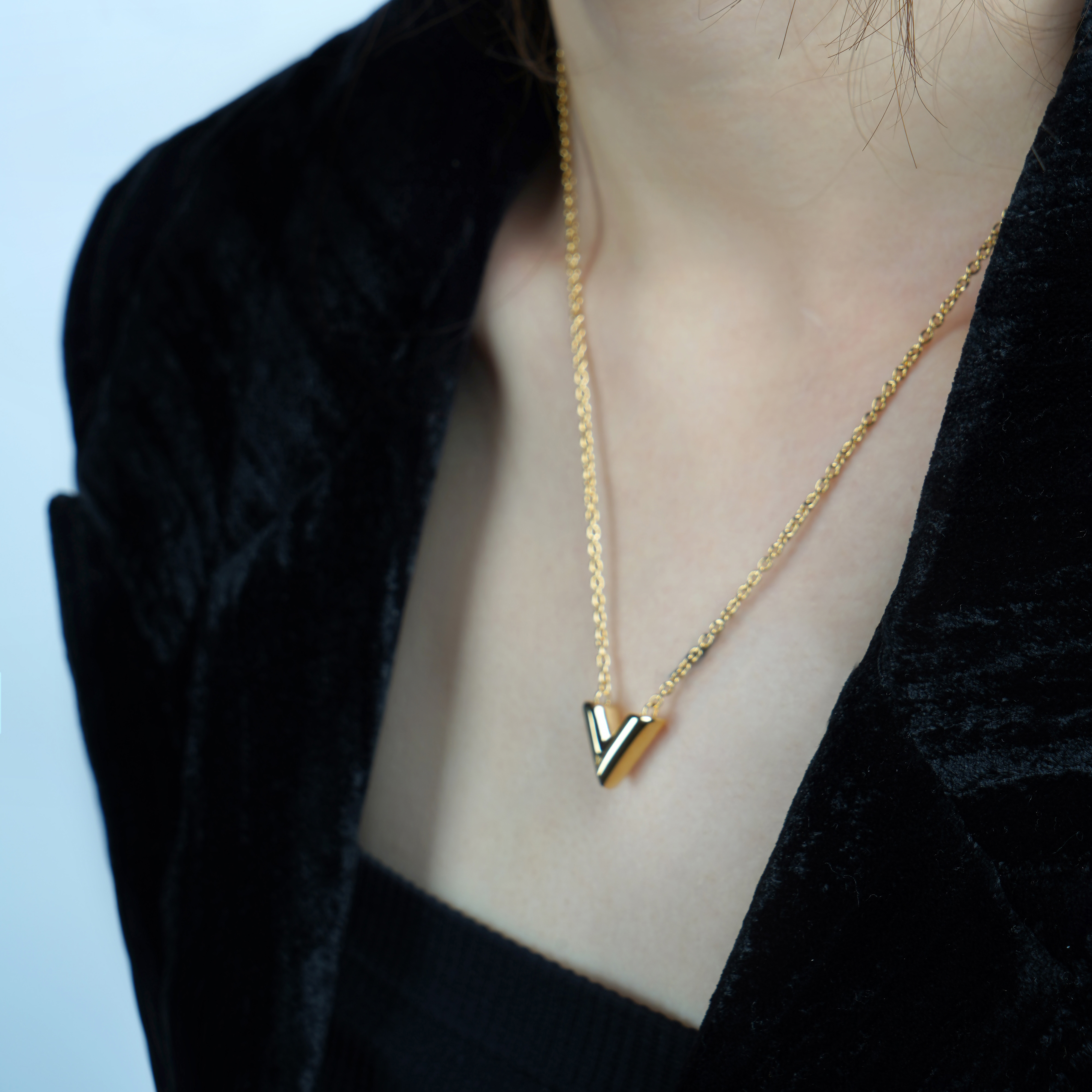 (Women) LOUIS VUITTON Gold Brass V Logo Necklace for Women M61083 圖 4