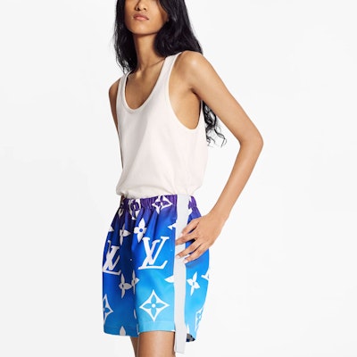 (W) 루이 비통 그래디언트 로고 릴랙스 핏 반바지 블루 캐주얼웨어. 1A8TI9 Purchase (W) 루이 비통 그래디언트 로고 릴랙스 핏 반바지 블루 캐주얼웨어. 1A8TI9