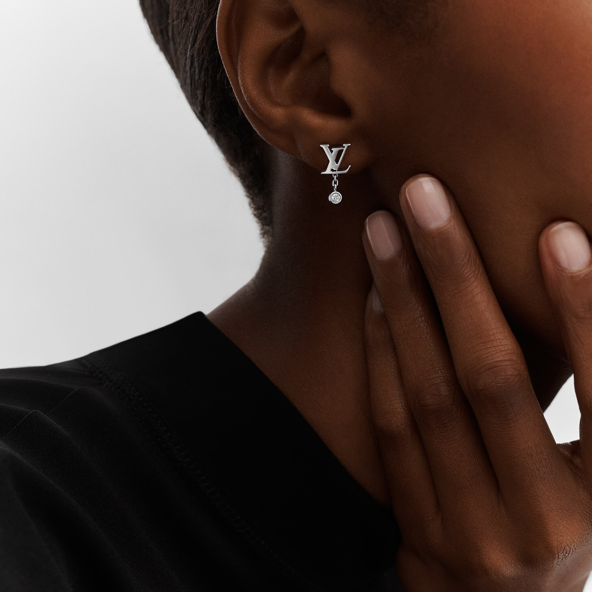 (Women) Louis Vuitton Idylle Blossom 18K White Gold Diamond Stud Earrings for Women. Q96544 圖 3