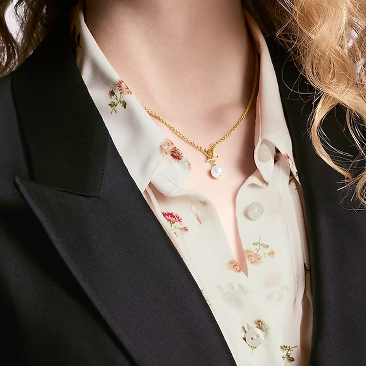 (Women) LOUIS VUITTON Letter Logo Metal Resin Necklace Gold for Women. M01623 圖 4