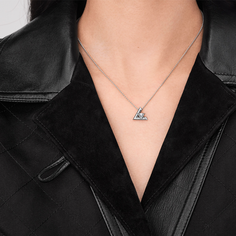 (Women) LOUIS VUITTON Logo Design 18K White Gold Necklace for Women in Silver. Q93806 圖 4