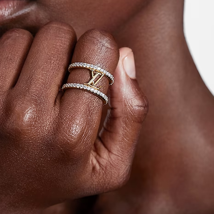 Shop (W) Cincin Emas Louis Vuitton Wanita Gaya Huruf Logo dengan Kristal. M1463S