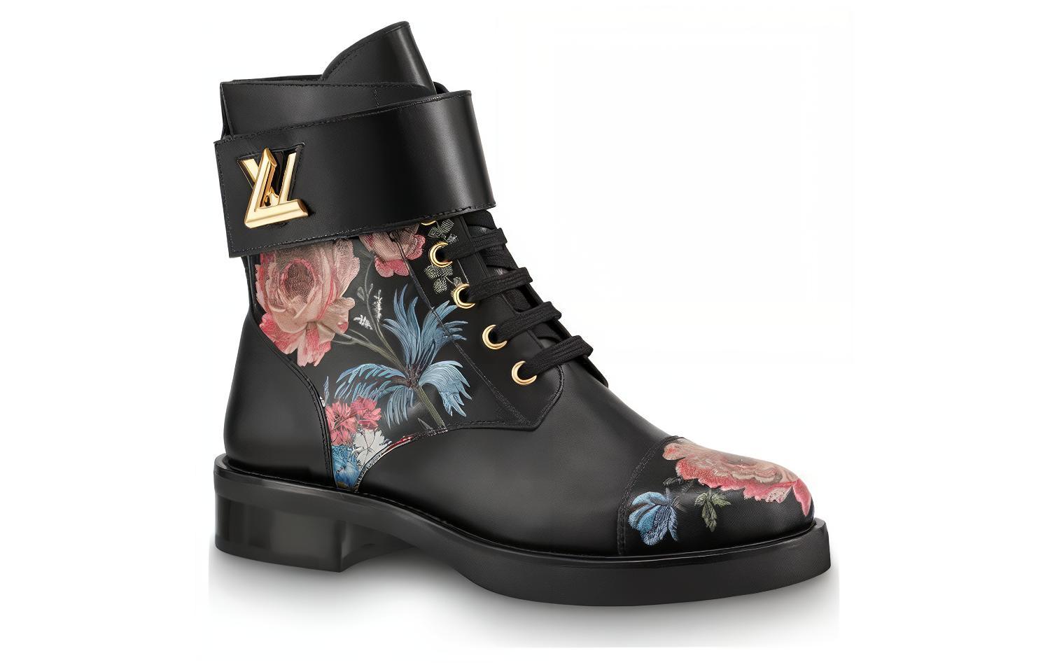 Lookbook (W) Louis Vuitton Vuitton Wonderland 'Sepatu Boots Datar Hitam Modis' 1A4GV2
