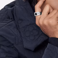 Shop (W) Anillo de Plata LOUIS VUITTON LV Onyx para Mujer con Logo LV Grabado. M00699