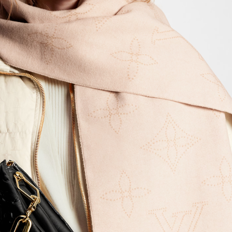 (Women) LOUIS VUITTON Mahina Monogram Tassel Fringe Scarf Pink for Women. M79394 圖 4