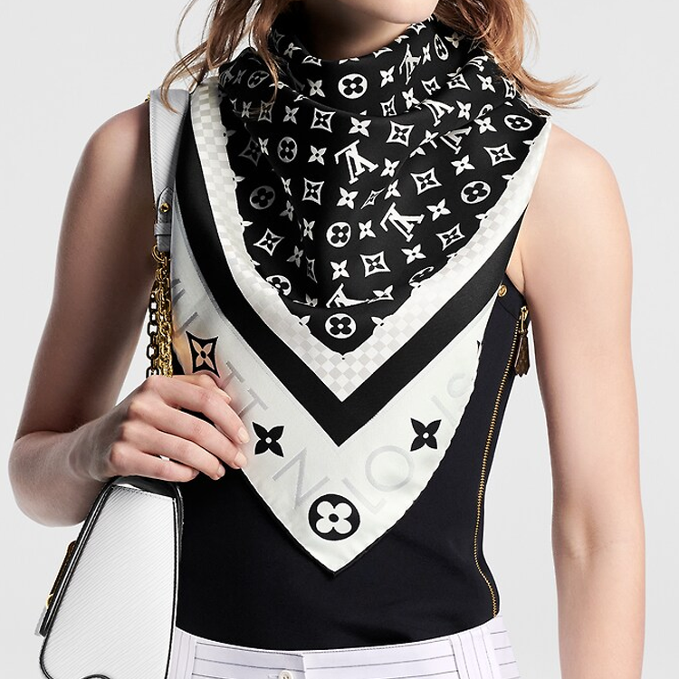Lookbook (W) LOUIS VUITTON Monogram Infinity Silk Scarf Hitam Aksesori Wanita. M79893