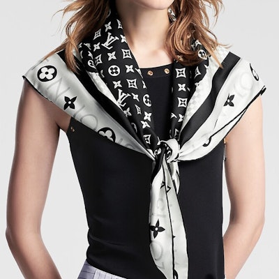 (W) LOUIS VUITTON Monogram Infinity Silk Scarf Hitam Aksesori Wanita. M79893 Shop (W) LOUIS VUITTON Monogram Infinity Silk Scarf Hitam Aksesori Wanita. M79893