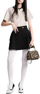 (W) ルイヴィトン モノグラムロゴプリント オーバーサイズ Tシャツ ベージュ SS24 1AFON8 Lookbook (W) ルイヴィトン モノグラムロゴプリント オーバーサイズ Tシャツ ベージュ SS24 1AFON8