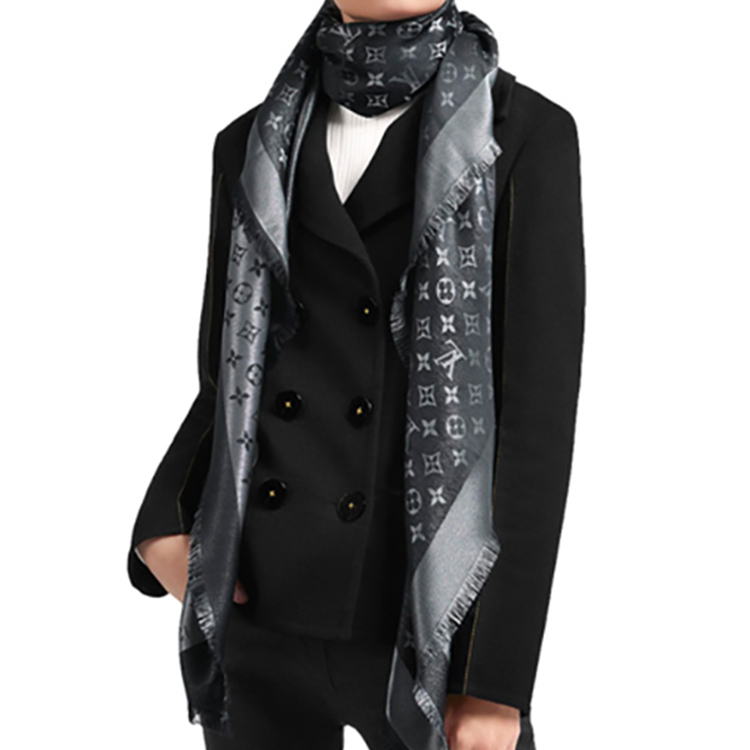 (Women) Louis Vuitton Monogram Shine Silk Blend Shawl Black M75123 圖 4