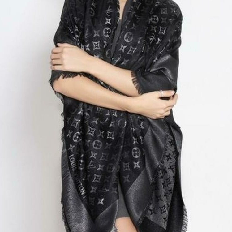 (Women) Louis Vuitton Monogram Shine Silk Blend Shawl Black M75123 圖 5