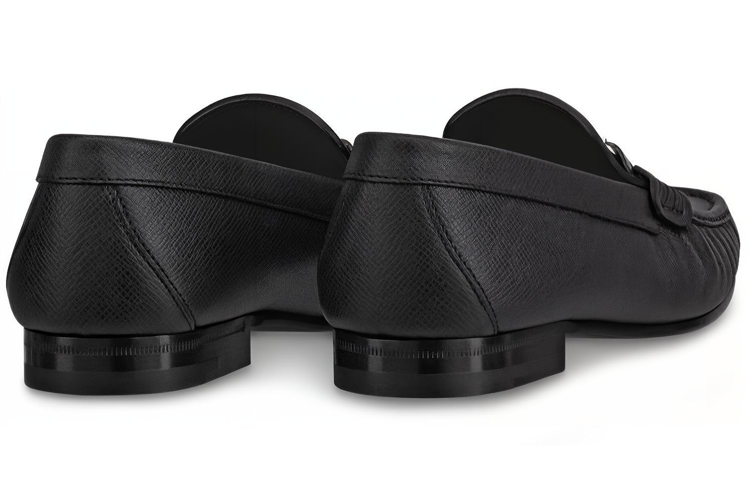 Lookbook (W) Louis Vuitton Montaigne Taïga Loafer 'Kulit Hitam' 1A57WO
