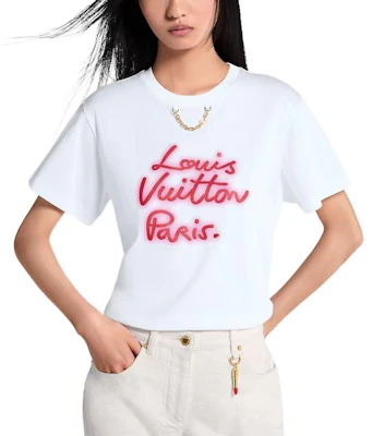 (W) LOUIS VUITTON Neon Logo Letter FW25 Kaos Wanita Regular. 1AIAM2 Purchase (W) LOUIS VUITTON Neon Logo Letter FW25 Kaos Wanita Regular. 1AIAM2