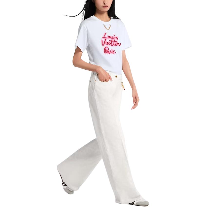 Sizing (W) LOUIS VUITTON Neon Logo Letter FW25 Kaos Wanita Regular. 1AIAM2