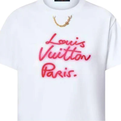 (W) LOUIS VUITTON Neon Logo Letter FW25 Kaos Wanita Regular. 1AIAM2 1