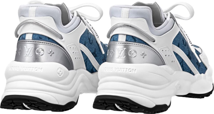 (W) Sepatu Louis Vuitton Run 55 'Denim Monogram Perak' 1ABHQJ Lookbook (W) Sepatu Louis Vuitton Run 55 'Denim Monogram Perak' 1ABHQJ