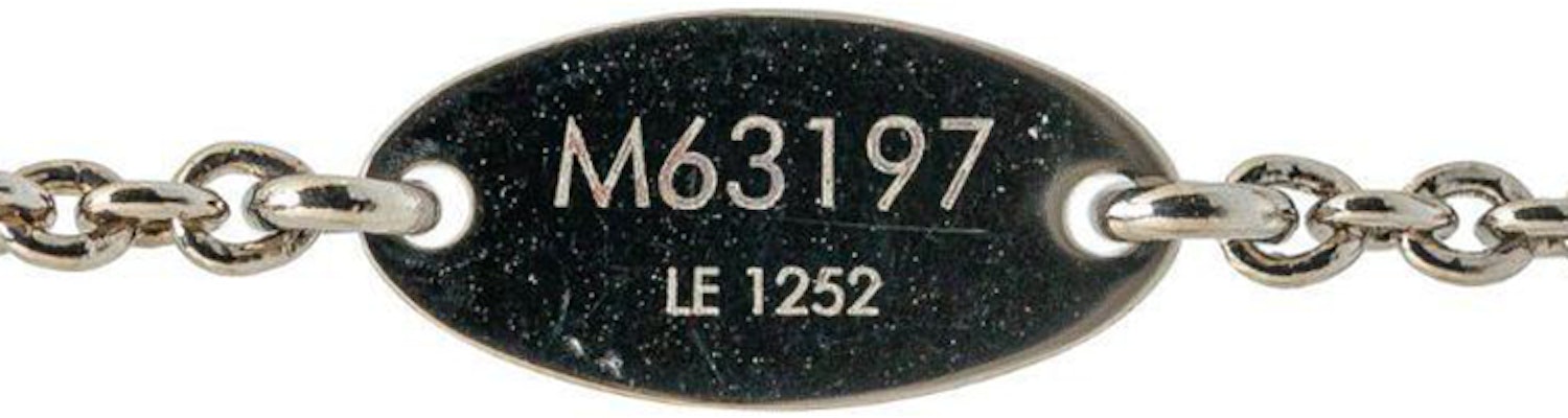 (Women) LOUIS VUITTON Silver Essential V Brass Necklace Silver M63197 Lookbook (Women) LOUIS VUITTON Silver Essential V Brass Necklace Silver M63197