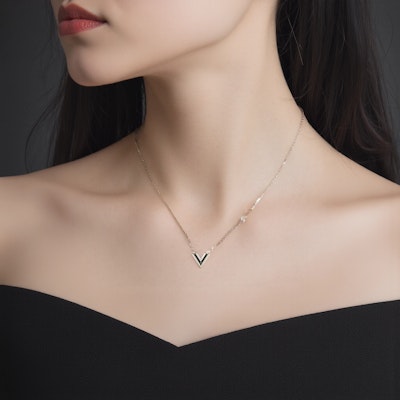 (Women) LOUIS VUITTON Silver Essential V Brass Necklace Silver M63197 Purchase (Women) LOUIS VUITTON Silver Essential V Brass Necklace Silver M63197