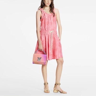 (W) 루이비통 SS22 핑크 모노그램 민소매 에이라인 원피스 여성 1A9WBT Lookbook (W) 루이비통 SS22 핑크 모노그램 민소매 에이라인 원피스 여성 1A9WBT