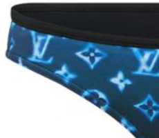 Lookbook (W) LOUIS VUITTON SS23 Bikini Bawah Biru Low-Rise dengan Cetakan Logo. 1AAX7X