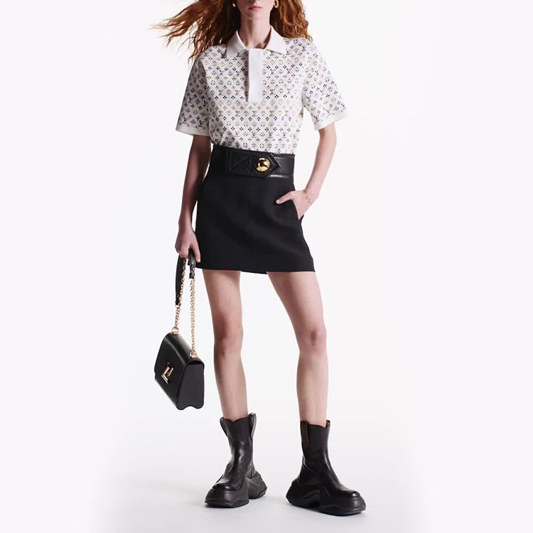 Lookbook (W) 루이 비통 SS23 화이트 로고 자카드 반팔 폴로 셔츠. 1ABENQ