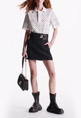 (W) 루이 비통 SS23 화이트 로고 자카드 반팔 폴로 셔츠. 1ABENQ Lookbook (W) 루이 비통 SS23 화이트 로고 자카드 반팔 폴로 셔츠. 1ABENQ