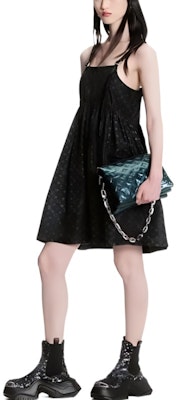 (W) 루이비통 SS23 올오버 로고 가죽 스트랩 여성 민소매 드레스 블랙. 1AAY50 Lookbook (W) 루이비통 SS23 올오버 로고 가죽 스트랩 여성 민소매 드레스 블랙. 1AAY50