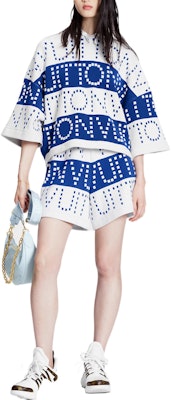 (W) 路易威登SS23蓝色条纹标志蝙蝠袖连帽T恤女款。 1AAWRM Lookbook (W) 路易威登SS23蓝色条纹标志蝙蝠袖连帽T恤女款。 1AAWRM