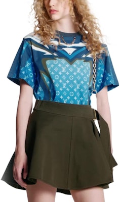 (Women) LOUIS VUITTON SS23 Logo Graphic Crewneck Short Sleeve T-Shirt Blue () 1AAXGX Lookbook (Women) LOUIS VUITTON SS23 Logo Graphic Crewneck Short Sleeve T-Shirt Blue () 1AAXGX