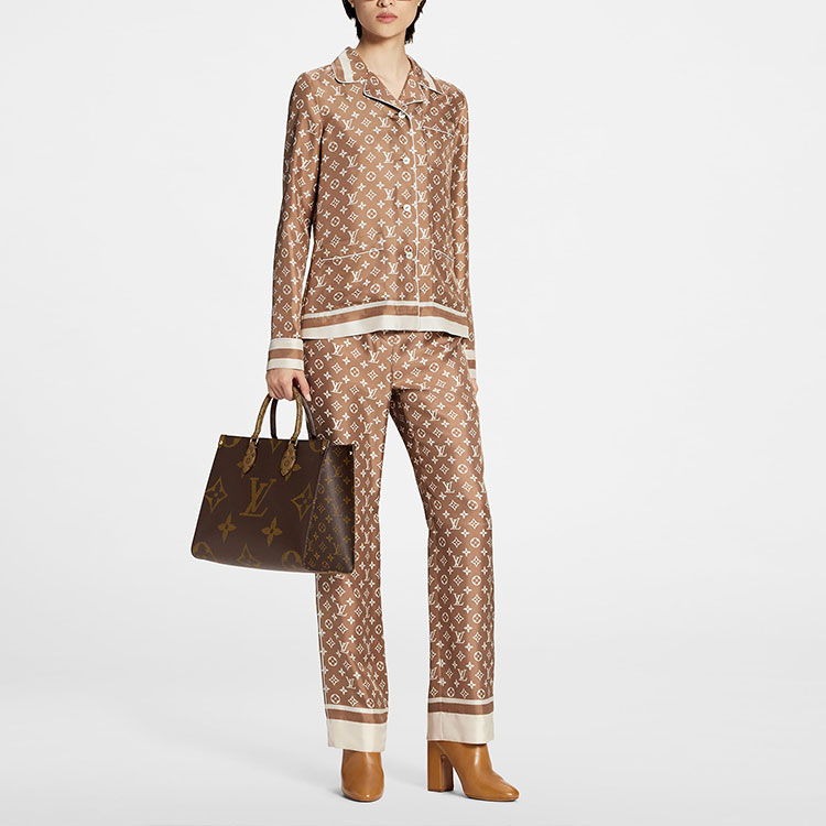 (Women) LOUIS VUITTON SS23 Monogram Logo Print Long Sleeve Pajama Shirt Brown Women 1AB7E6 圖 4