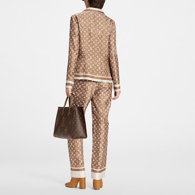 (Women) LOUIS VUITTON SS23 Monogram Logo Print Long Sleeve Pajama Shirt Brown Women 1AB7E6 圖 5