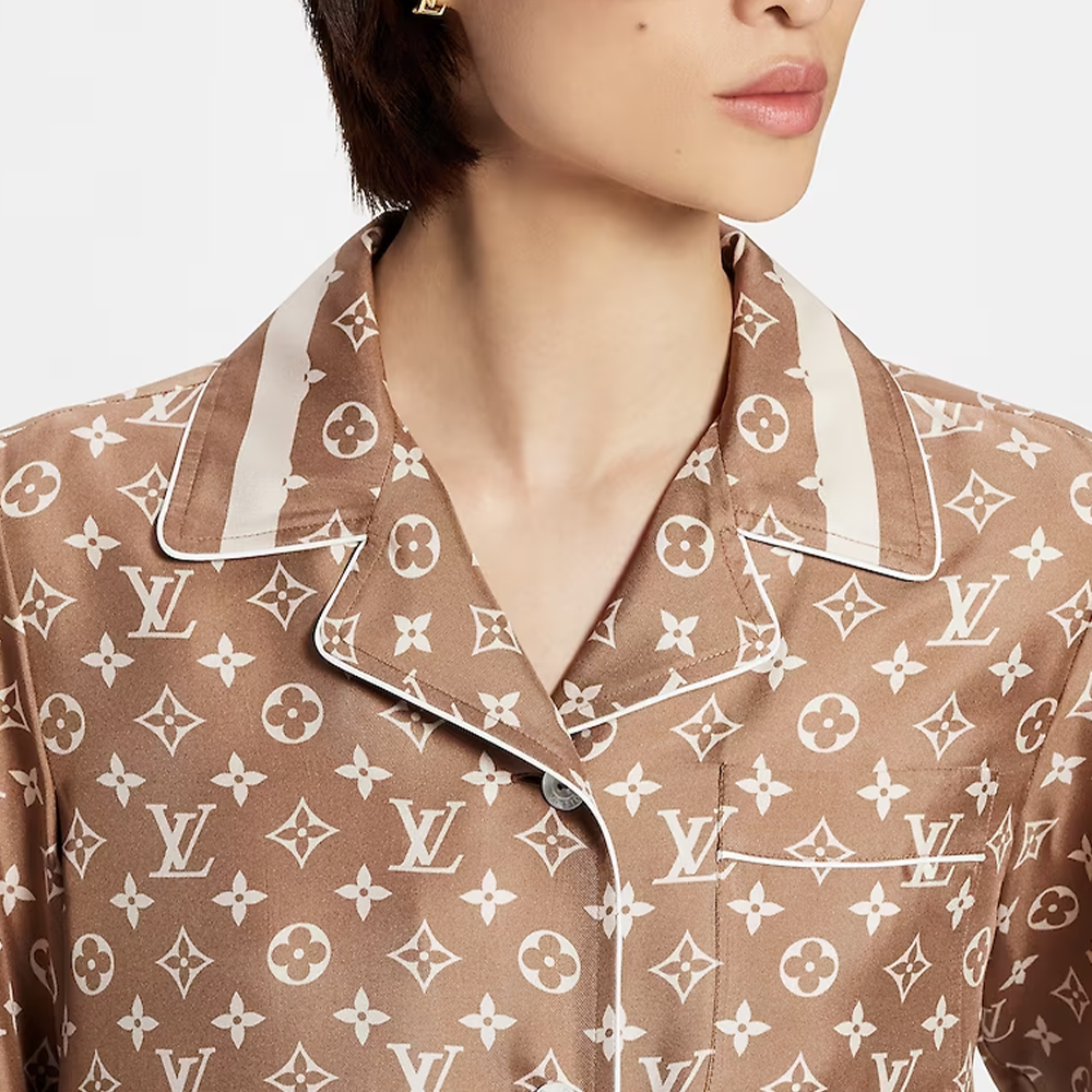 (Women) LOUIS VUITTON SS23 Monogram Logo Print Long Sleeve Pajama Shirt Brown Women 1AB7E6 圖 6