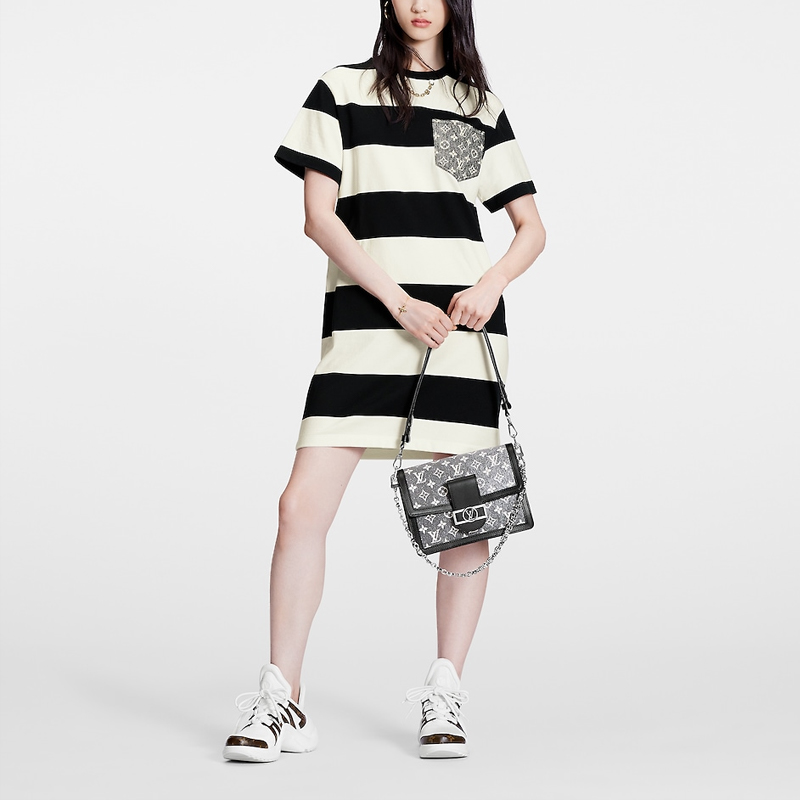 Lookbook (W) Louis Vuitton Vestido de Punto a Rayas Anchas SS23 Manga Corta Negro Blanco 1AAUOX