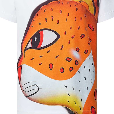 (W) LOUIS VUITTON SS24 Kaos Kartun Leopard Putih - T-Shirt Kasual. 1AFTSS Lookbook (W) LOUIS VUITTON SS24 Kaos Kartun Leopard Putih - T-Shirt Kasual. 1AFTSS