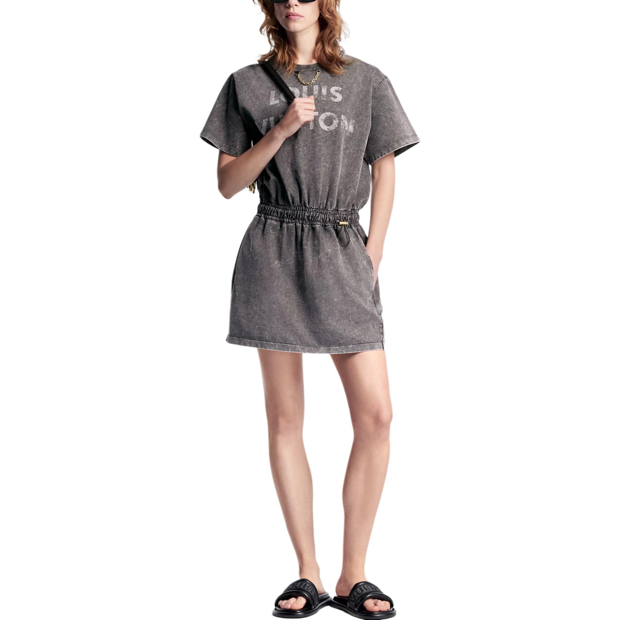 Lookbook (W) LOUIS VUITTON SS24 Gaun Wanita Abu-Abu Motif Logo Pudar Lengan Pendek. 1AFLQQ