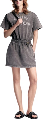 (W) LOUIS VUITTON SS24 Gaun Wanita Abu-Abu Motif Logo Pudar Lengan Pendek. 1AFLQQ Lookbook (W) LOUIS VUITTON SS24 Gaun Wanita Abu-Abu Motif Logo Pudar Lengan Pendek. 1AFLQQ