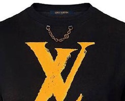 (W) LOUIS VUITTON SS24 Kaos Logo Print Lengan Pendek Crewneck Warna Hitam 1AFDV7 Details for (W) LOUIS VUITTON SS24 Kaos Logo Print Lengan Pendek Crewneck Warna Hitam 1AFDV7