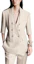Lookbook (W) Chaqueta Beige LOUIS VUITTON SS24 Blazer Manga Corta con Cuello Bufanda. 1AFFBJ