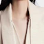Sizing (W) Chaqueta Beige LOUIS VUITTON SS24 Blazer Manga Corta con Cuello Bufanda. 1AFFBJ
