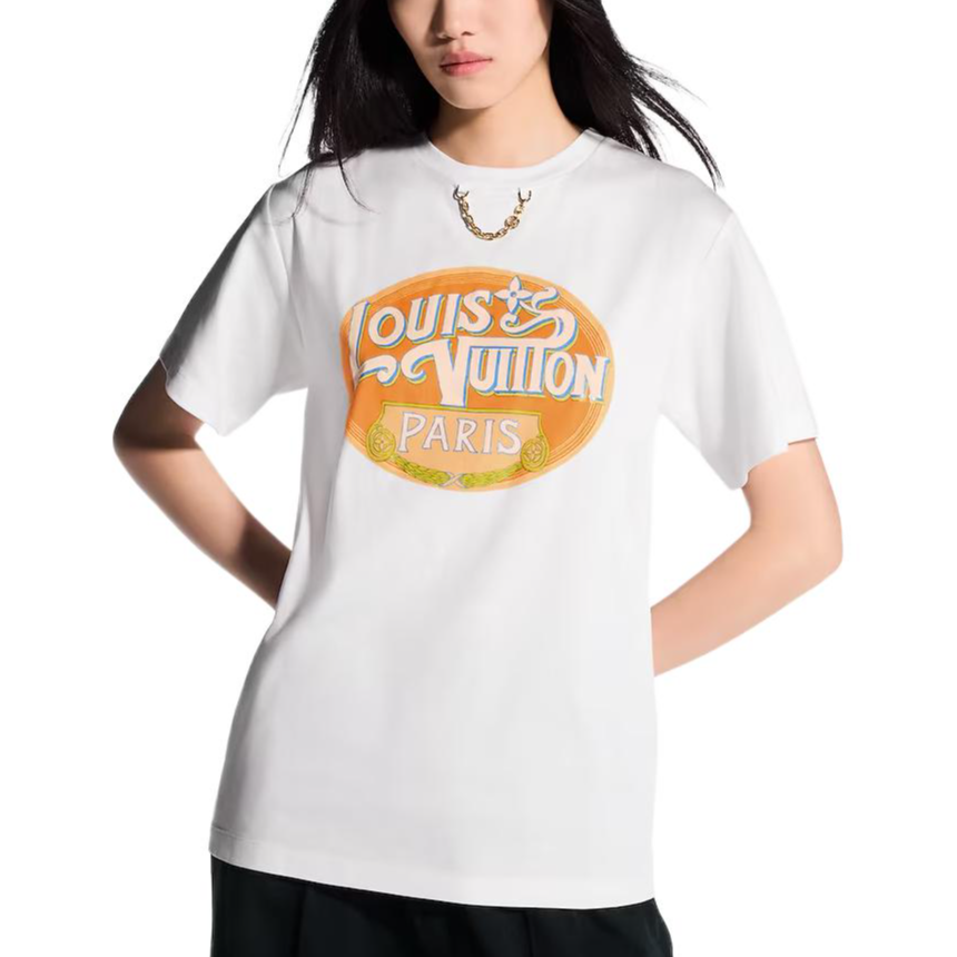 Lookbook (W) LOUIS VUITTON SS25 Paris Travel Rantai Cetak Crewneck Baju Putih Wanita. 1AHISY