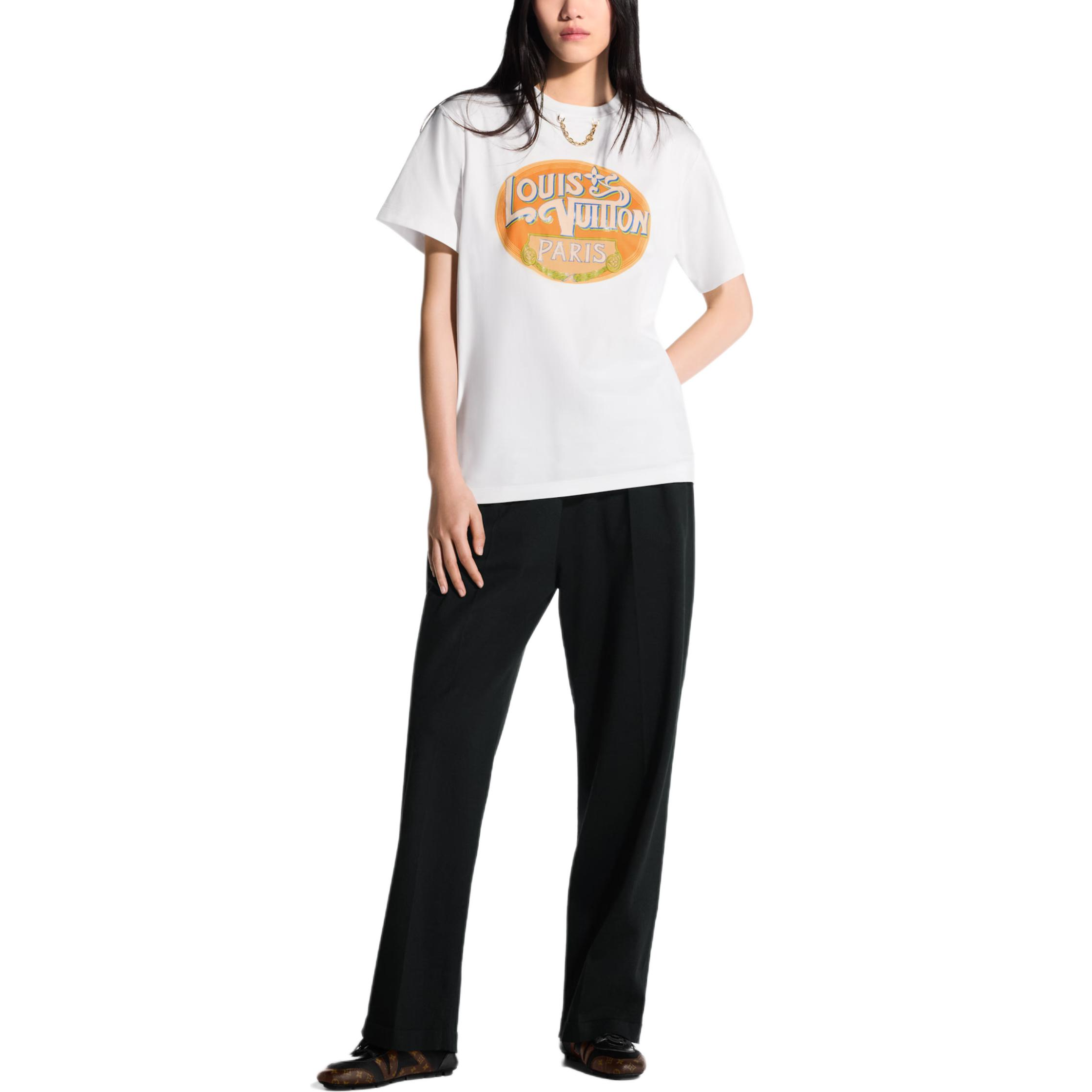 Purchase (W) LOUIS VUITTON SS25 Paris Travel Rantai Cetak Crewneck Baju Putih Wanita. 1AHISY